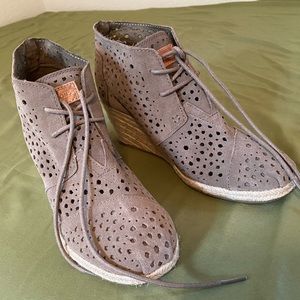 Adorable Toms Wedge Heels - like new!
